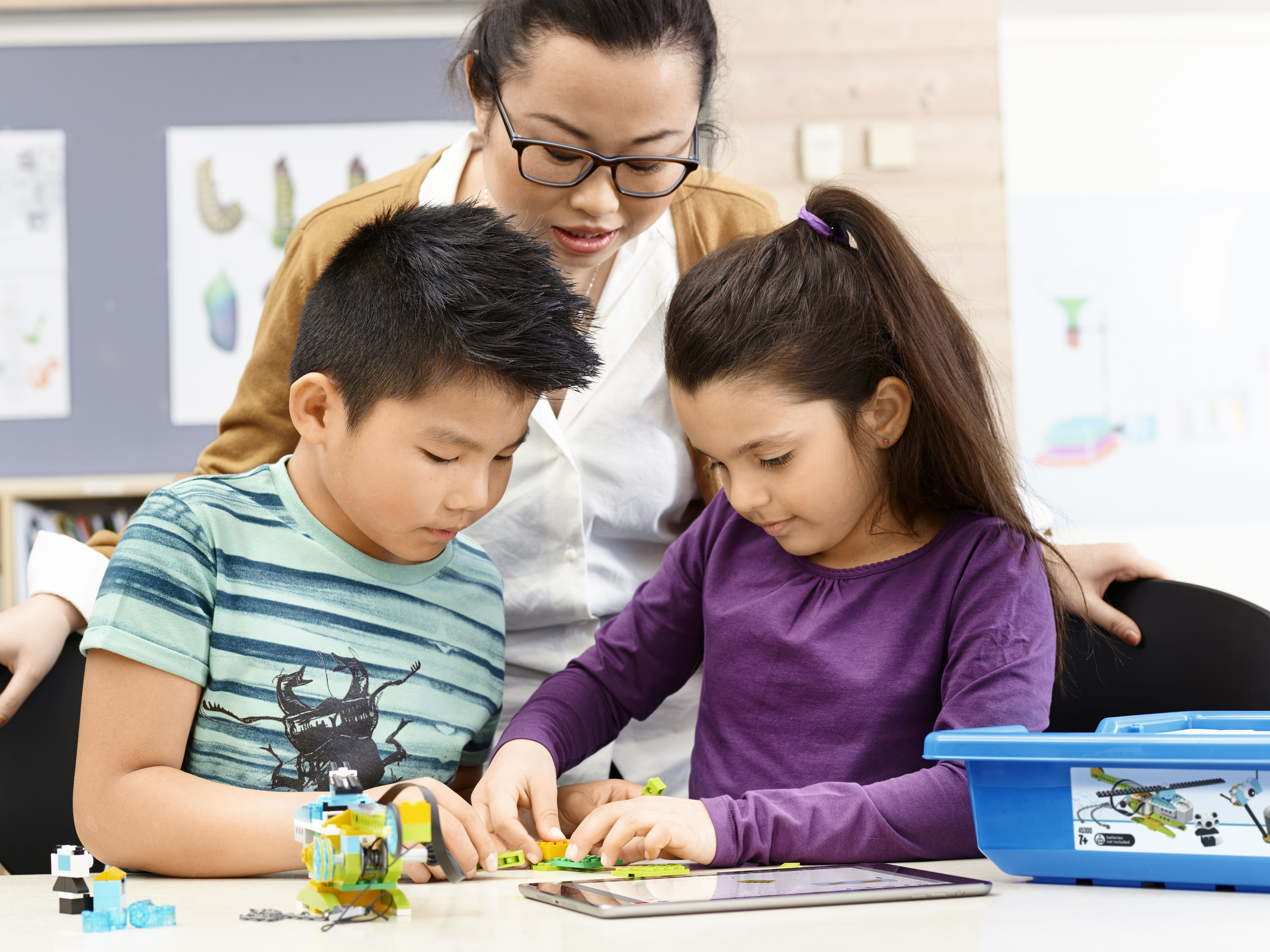 Students using WeDo 2.0 on a tablet
